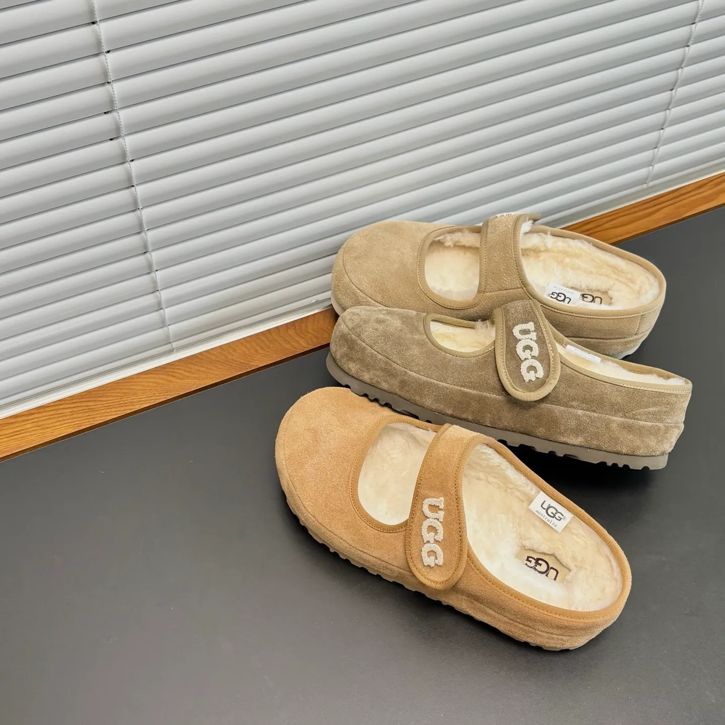 💰460 Ugg Toothbrush Embroidered Wool Mary Jane Version 2.0 The popular model is back. It has a soft and waxy winter feel. It is the right choice. Customized cow suede with Australian merino wool. The built-in heightening water table invisible increases the height by 4 cm. The texture is great. It is easy to put on and take off. Size: 35 - 40